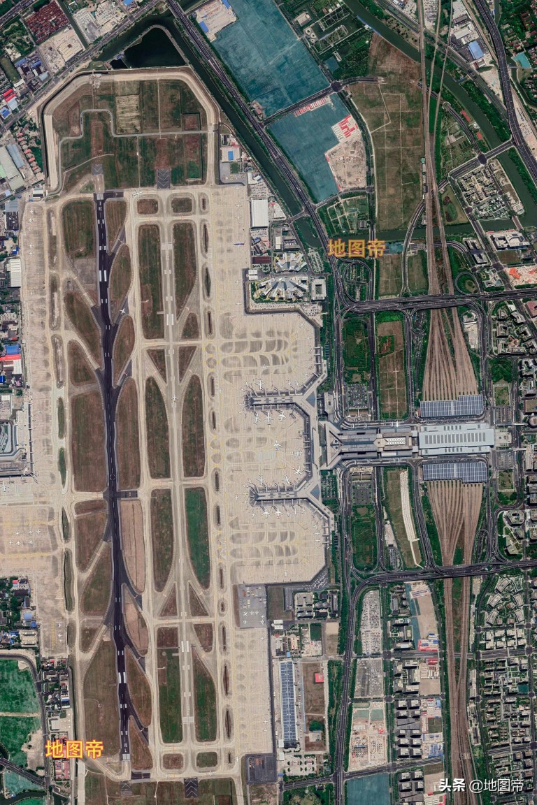 航拍上海虹桥国际机场，有国内首个近距离跑道，间距仅365米